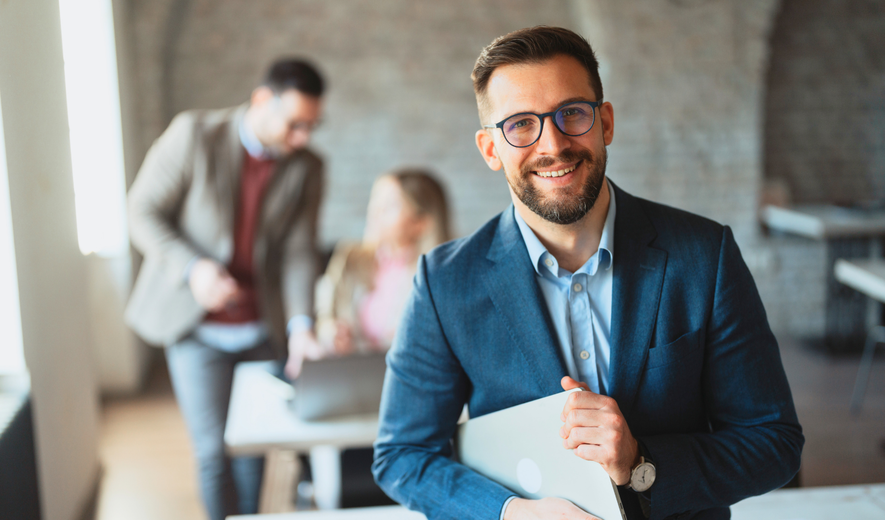 Gepr. Technischer Betriebswirt Weiterbildung: Mann im Business-Outfit in einem modernen Büro mit Fokus auf technische und betriebswirtschaftliche Kompetenz.